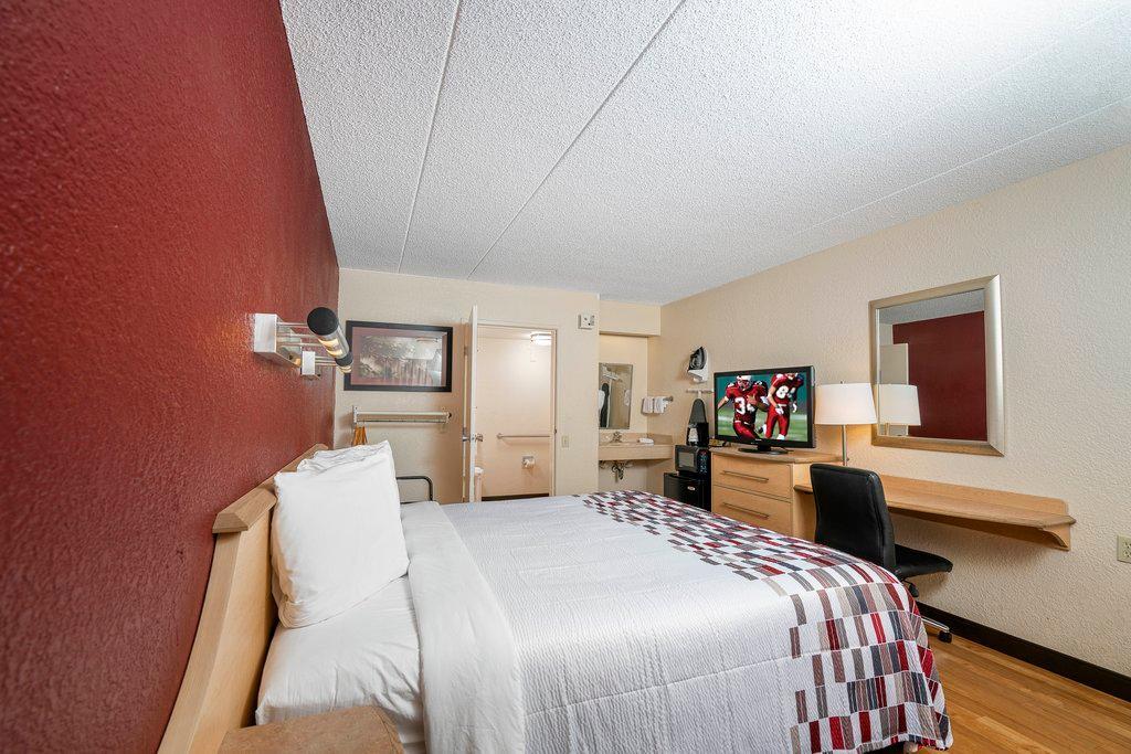 Red Roof Inn & Suites Detroit - Melvindale/Dearborn Exterior photo